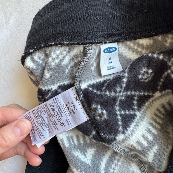 Cozy Geometric Pattern Winter Fleece Pajama Set- Old Navy Medium Tall - Picture 3 of 6